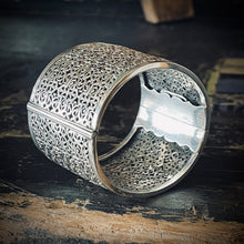 Load image into Gallery viewer, Late Victorian Silver Cuff Braclet (unmarked)