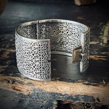 Load image into Gallery viewer, Late Victorian Silver Cuff Braclet (unmarked)
